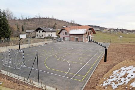 ODPRTJE VEČNAMENSKEGA ŠPORTNEGA IN OTROŠKEGA IGRIŠČA NA GOZDU